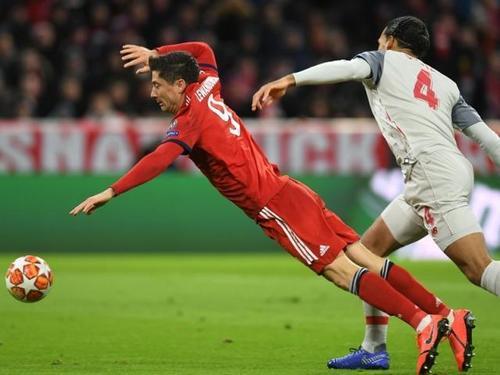 莱万多夫斯基爆冷击败SKT，问鼎冠军引爆全场！